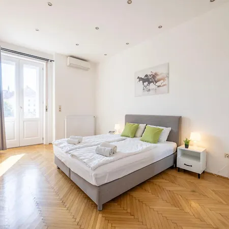 N' Sweet 4bedroom W' Balcony شقة *