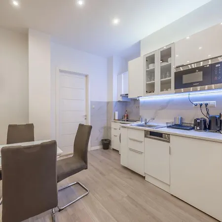 شقة N' Sweet 4bedroom W' Balcony بودابست